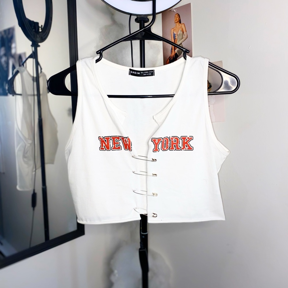 NEW YORK Pinned up cropped top